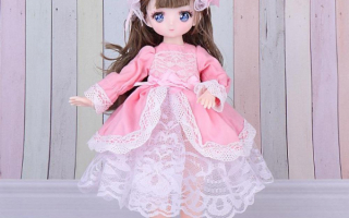 Кукла в кружевном платье